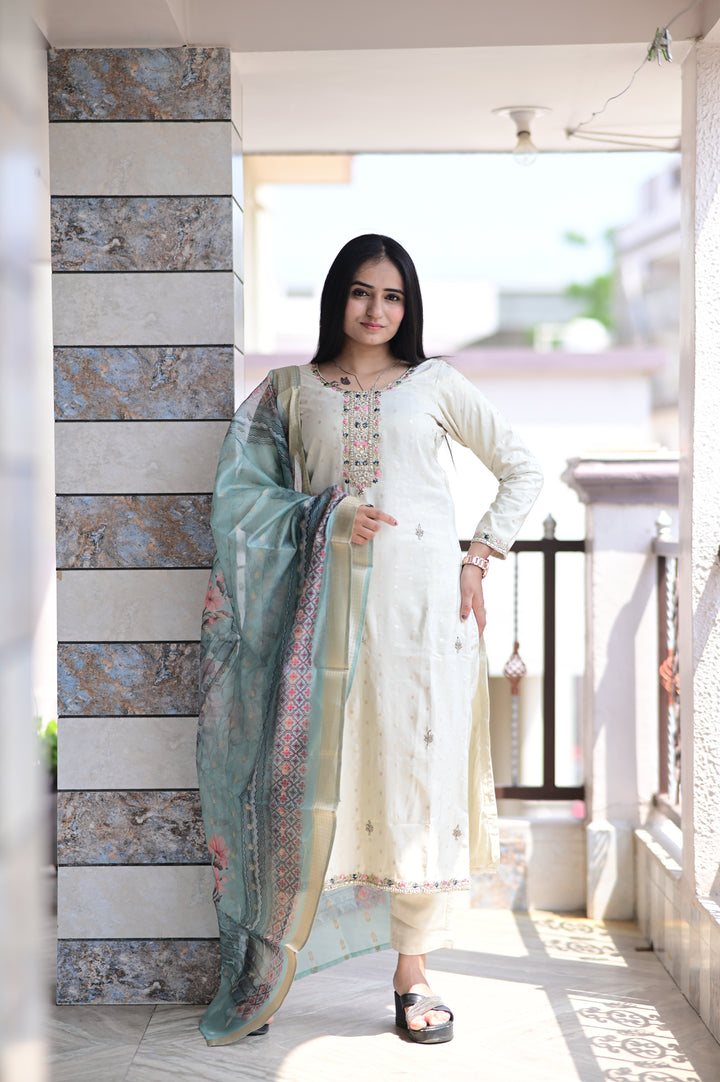 ELEGANT THREE-PIECE PURE SILK DRESS WITH BANARASI BORDER DUPATTA, FEATURING MIRROR AND HANDWORK DETAILS